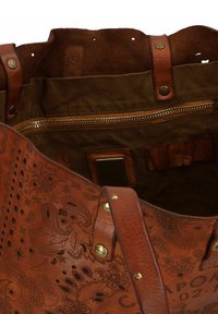 Borsa in pelle marrone con motivi paisley in rilievo, tasca con zip e dettagli in oro; l'interno presenta una fodera in tessuto e scomparti per l'organizzazione.