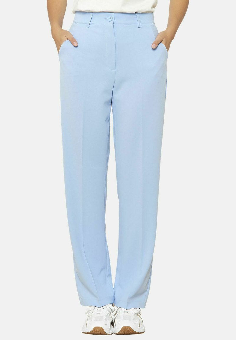 Svetlo modri hlače ohlapnega kroja, izdelane iz gladkega materiala, z gumbnim zapiranjem in stranskimi žepi. Kombinirane z belimi tekači.