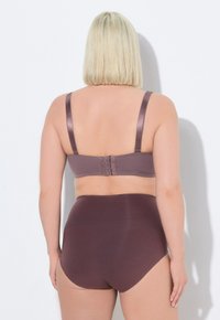 Brązowy stanik z regulowanymi ramiączkami i zapięciem na hak; połączony z brązowymi majtkami o wysokim stanie. Gładki materiał, prosty design.