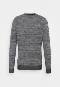 Pull en maille grise avec un motif texturé, encolure ronde et manches longues. Comprend des poignets et un ourlet côtelés pour un ajustement confortable.