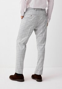 Pantaloni a righe grigie con un taglio slim, dotati di un sottile motivo a quadri, due tasche posteriori con bottoni e una vestibilità piatta davanti.