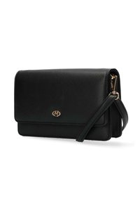 Borsa a mano nera in pelle con finitura testurizzata, dotata di un accento dorato con logo, chiusura a patta e tracolla removibile. Design minimalista.