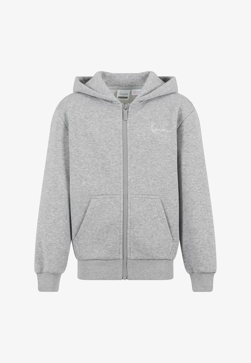 Sudadera con cremallera completa de color gris claro, con bolsillos frontales, puños y dobladillo de punto, y un pequeño logo blanco en el lado izquierdo del pecho.