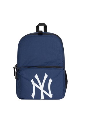 Mochila azul marino con cremallera negra, bolsillo lateral de malla, asa superior y logo blanco entrelazado "NY" en el bolsillo delantero.