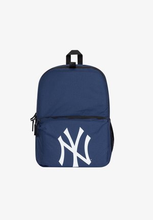Mochila azul marino con cremallera negra, bolsillo lateral de malla, asa superior y logo blanco entrelazado "NY" en el bolsillo delantero.