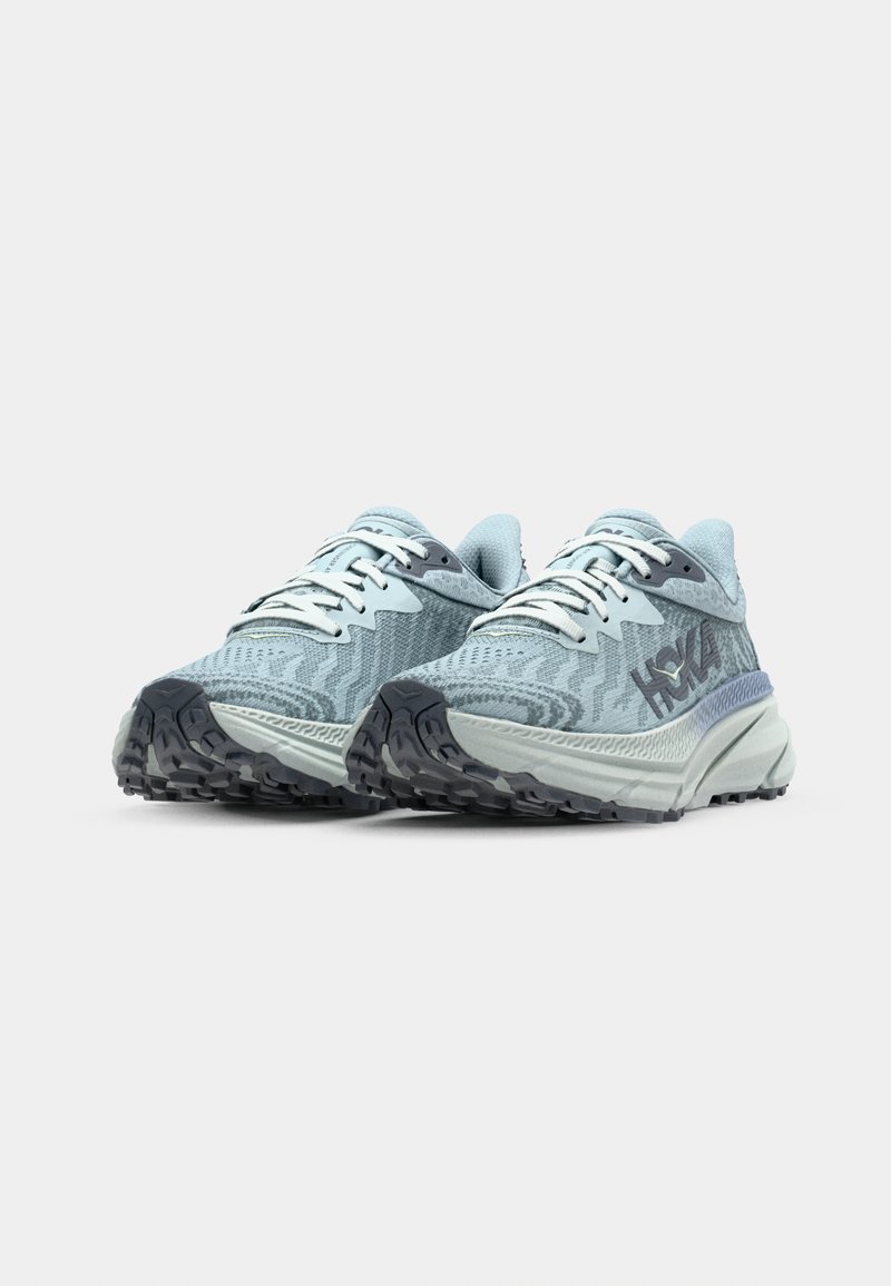 Zapatillas de correr azul claro con un upper texturizado, diseño estampado, cordones blancos y una suela negra resistente. Presentan acentos reflectantes.