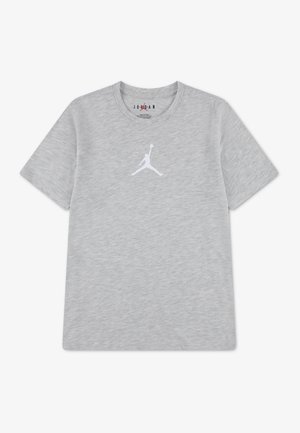 Lichtgrijs T-shirt met korte mouwen en een wit Jumpman basketbal-logo gecentreerd op de borst, afgebeeld op een effen witte achtergrond.