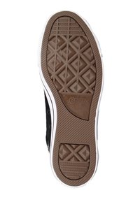 Černá podešev plátěných tenisek s hnědou gumovou spodní částí se diamantovým vzorem, bílým bočním pruhem a logem "Converse All Star".