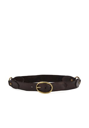 Cintura in pelle marrone con superficie liscia, fibbia ovale in ottone e bottoni a pressione regolabili. Presenta dettagli cuciti e accessori in metallo robusto.