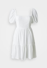 Weißes Kleid mit quadratischem Ausschnitt, Puffärmeln und gestufter Saumlinie. Die strukturierte Stoffbeschaffenheit sorgt für ein leichtes, luftiges Aussehen.