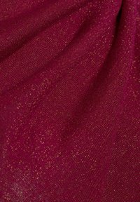 Burgunderfarbenes, strukturiertes Gewebe mit subtilen goldenen Sprenkeln. Die Webart wirkt weich und leicht schimmernd und zeigt ein feines und filigranes Muster.