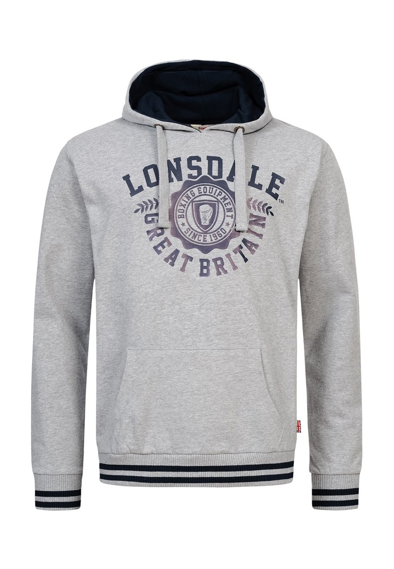 Grå hættetrøje med frontlomme, der har en marineblå foret hætte og marineblå striber ved ærmerne. LONSDALE-logo og print på forsiden.