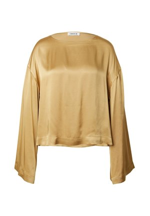 Haut en satin doré à manches longues avec une coupe ample, des manches larges et un décolleté bateau. Texture lisse avec une finition brillante, présentant un ourlet droit.