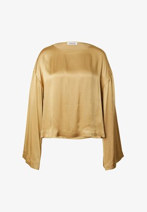 Haut en satin doré à manches longues avec une coupe ample, des manches larges et un décolleté bateau. Texture lisse avec une finition brillante, présentant un ourlet droit.