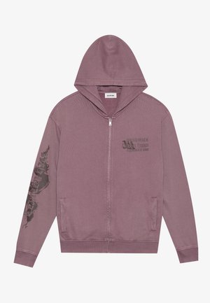 Kapucarjena zip-up sotna v prašnato mauve barvi, z rebrastimi manšetami, stranskimi žepi in grafičnim tiskom na levi roki. Mehka tekstura tkanine.