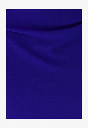 Vibrantně fialová tkanina s hladkým, jemným leskem; měkká textura s jemným skládáním a subtilním vlnitým vzorem po celém povrchu.