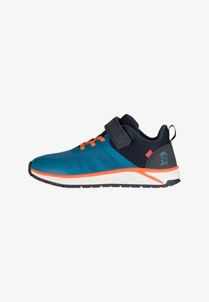 Blauer und marineblauer Kindersneaker mit orangen Schnürsenkeln, orange-weißer Sohle, schwarzem Klettverschluss und kleinem norwegischem Flaggenmotiv an der Seite.