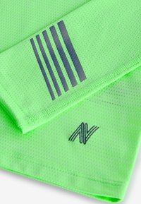 Fluo groen sportmouwen gemaakt van gestructureerde stof, met donkere blauwe strepen en een logo in de onderste hoek.