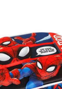 Accesorio temático de Spider-Man con colores vibrantes, diseños de personajes detallados y un globo de diálogo que dice: "¡Esto parece un trabajo para Spider-Man!"