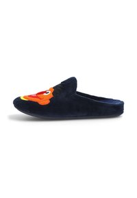 Pantufla suave de color azul oscuro, tipo slip-on, con una cara de dibujo animado colorida bordada en la parte superior delantera.