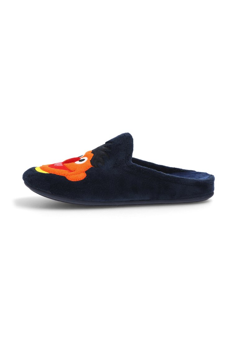 Pantufla suave de color azul oscuro, tipo slip-on, con una cara de dibujo animado colorida bordada en la parte superior delantera.