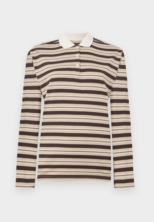 Langermet polo skjorte i brune og beige striper, med kragehals og tre-knappers plissé; laget av mykt stoff.