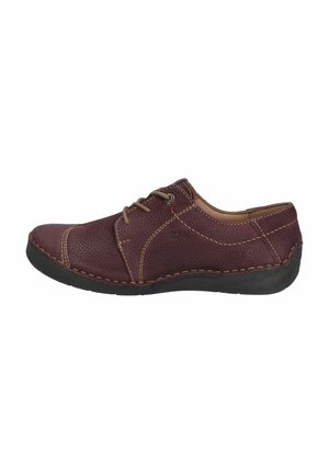 Chaussure en cuir bordeaux avec une finition texturée, bout rond et coutures contrastées. Dispose d'un système de laçage et d'une semelle en caoutchouc noire.