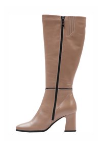 Stivale in pelle beige chiaro, alto fino al ginocchio, con tacco a blocco, dotato di una cerniera nera sul davanti e una leggera cucitura decorativa sul lato.