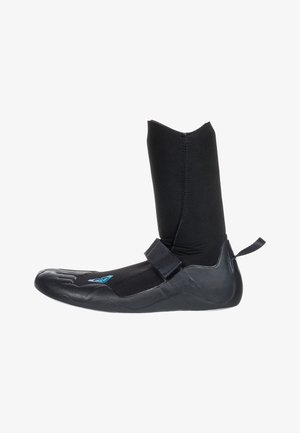 Stivale in neoprene nero con gambale alto, suola in gomma e cinturino regolabile. Presenta una superficie testurizzata e un accento del logo blu.