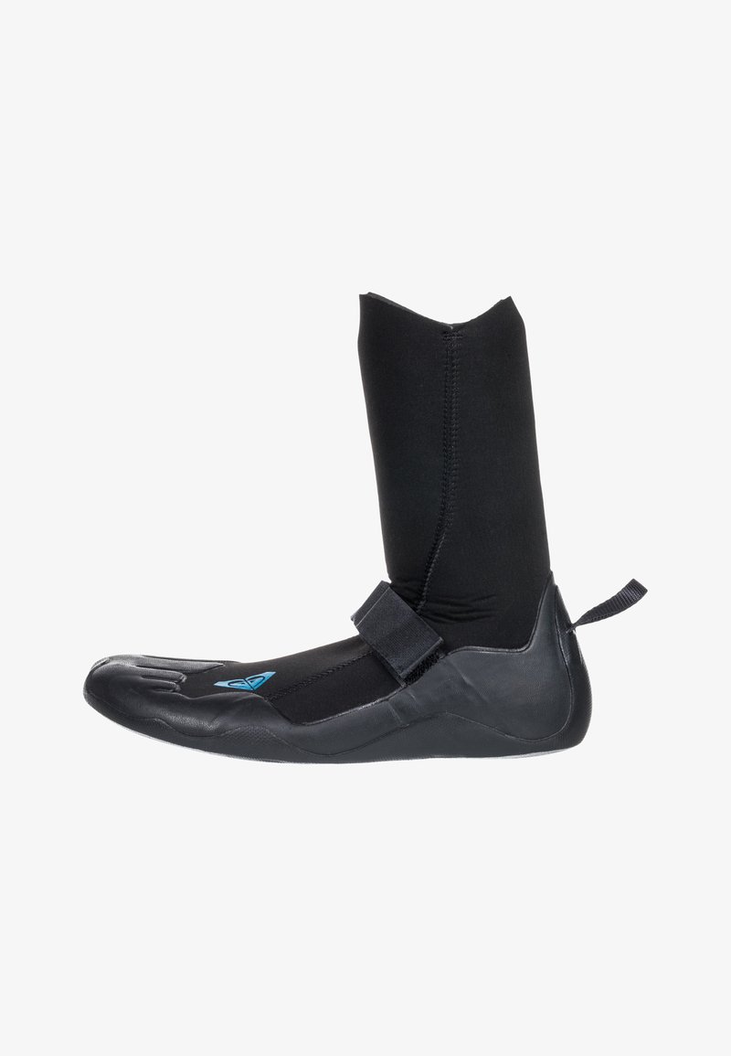 Černá neoprenová bota s vysokým svrškem, gumovou podrážkou a nastavovacími popruhy. Má strukturovaný povrch a modrý logový akcent.