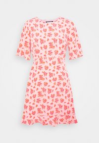 Blommig klänning i rosa tyg med korta ärmar och utsvängd nederkant. Har små, flerfärgade blommönster över hela.