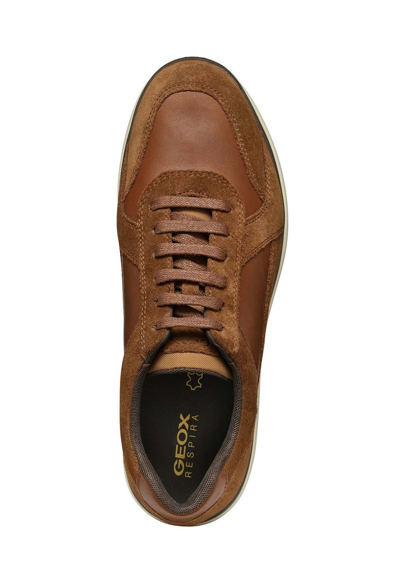 Sneaker en cuir et daim brun avec bout rond, design à lacets et semelle en caoutchouc. Présente un dessus texturé et une semelle intérieure rembourrée.