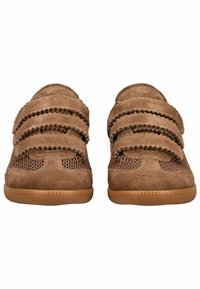 Baskets en daim marron avec des panneaux en mesh et des doubles sangles velcro, montrées de face avec des semelles en caoutchouc visibles.