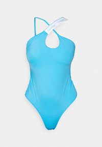 Un maillot de bain une pièce bleu clair avec un design découpé, des bretelles fines et une sangle marquée au dos. Tissu lisse et extensible.