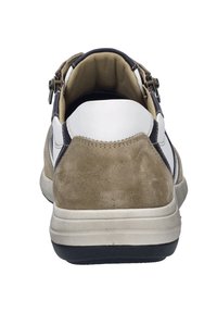 Herrensneaker aus beigem Wildleder und weißem Leder. Verfügt über einen gepolsterten Schaft, einen Reißverschluss und eine Gummisohle. Rückansicht, minimalistisches Design.