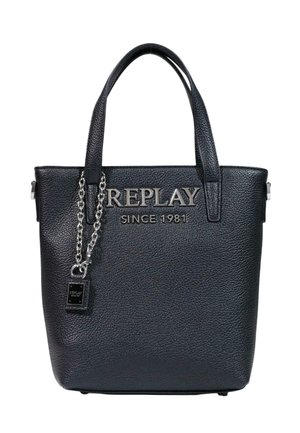 Bolso tote negro Replay de piel granulada con dos asas, un adorno de cadena plateado y el texto «REPLAY SINCE 1981».