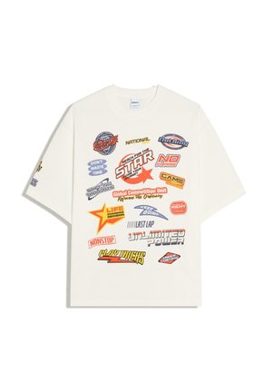 Biele tričko s krátkym rukávom s rôznymi farebnými motivačnými a športovými nápismi a grafikou potlačenými na prednej strane.