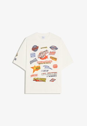 Weißes kurzärmeliges T-Shirt mit verschiedenen bunten, motivierenden und sportbezogenen Sprüchen und Grafiken auf der Vorderseite gedruckt.