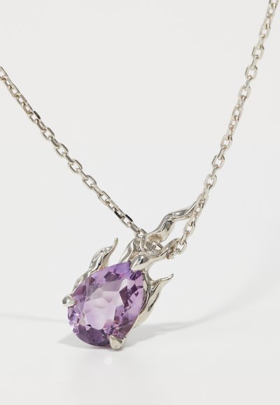 Cercei din argint cu un gem de piatră violet în formă de lacrimă, într-o montură inspirată de flacără, având un lănțisor compus din inele metalice interconectate.