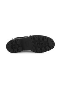Semelle de botte en caoutchouc noir dotée d'un motif de semelle agressif avec plusieurs crampons, offrant adhérence et durabilité pour une utilisation en extérieur.