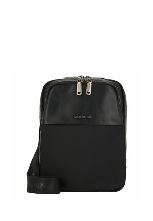 Sac messager noir alliant cuir et textile, fermeture éclair et bandoulière amovible avec détail logo.