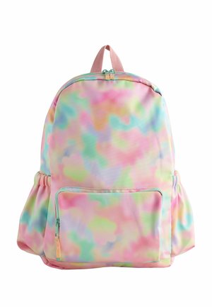 Rucsac cu culori pastel tie-dye în roz, verde, albastru și galben, cu buzunar frontal cu fermoar și buzunare laterale pe fundal alb.