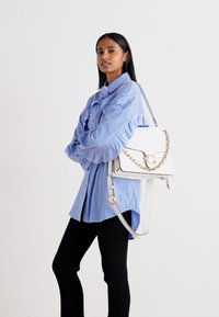 COACH RUNWAY CHAIN TABBY SHOULDER BAG 35 - Handtasche - bright white