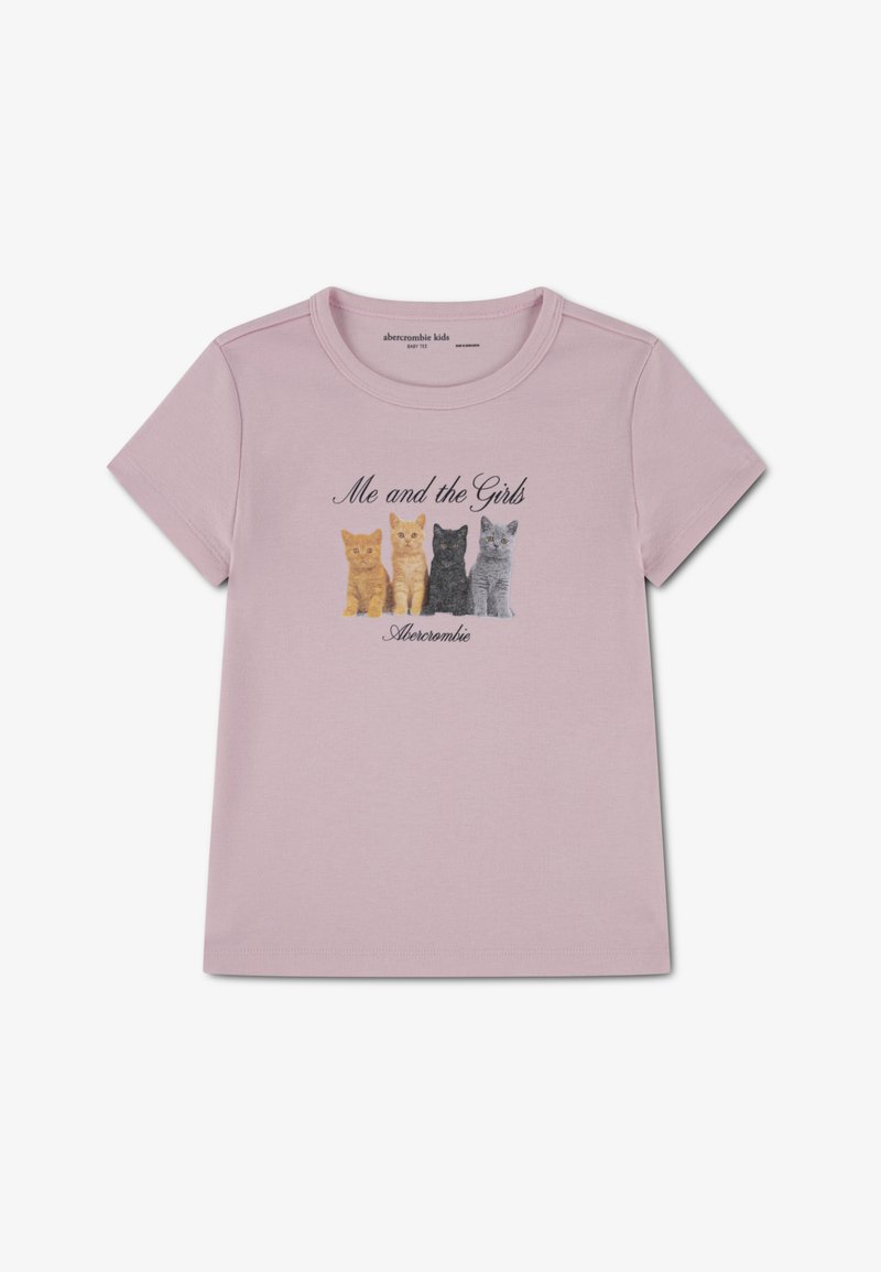 Ροζ ανοιχτό T-shirt από μαλακό ύφασμα με εμπρόσθιο σχέδιο τεσσάρων εικονογραφημένων γατών σε πορτοκαλί, μαύρο και γκρι. Το κείμενο πάνω γράφει "Εγώ και τα Κορίτσια."