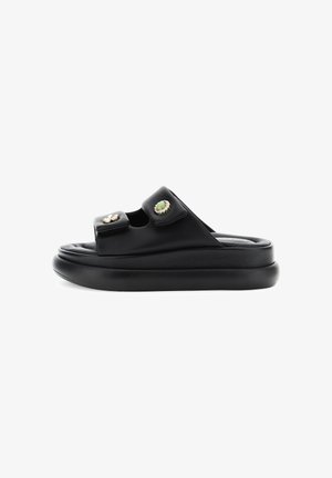 Zwarte leren slippers met twee brede banden, voorzien van decoratieve gouden en groene accenten, en een dikke, gevoerde zool voor comfort.