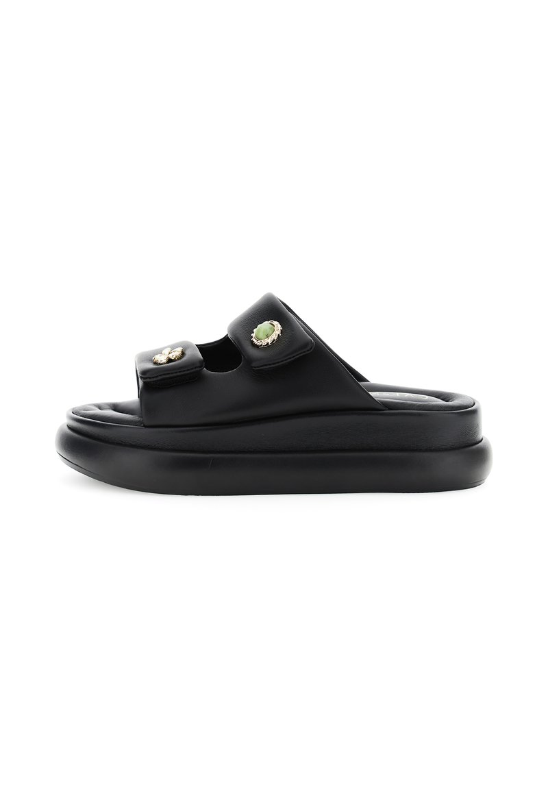 Schwarze Leder-Sandalen mit zwei breiten Riemen, verziert mit dekorativen goldenen und grünen Akzenten, und einer dicken, gepolsterten Sohle für Komfort.