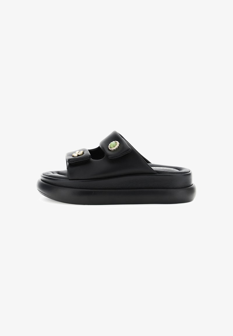 Schwarze Leder-Sandalen mit zwei breiten Riemen, verziert mit dekorativen goldenen und grünen Akzenten, und einer dicken, gepolsterten Sohle für Komfort.