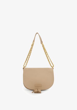 Beige Leder Schultertasche mit einer abgerundeten Klappe, goldener Kettenriemen und einem dekorativen Quastdetail am Boden.