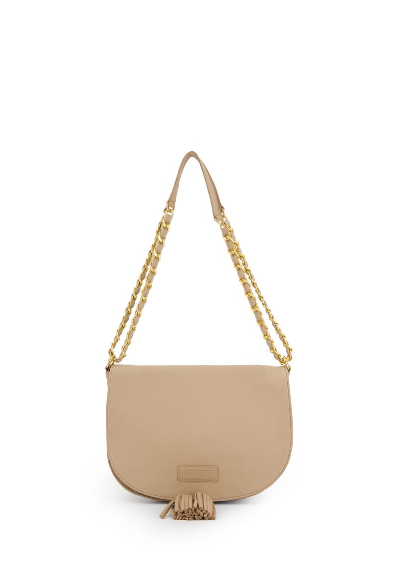 Beige læder skuldertaske med en rund flap, guld kæderekke og en dekorativ frynse detalje i bunden.