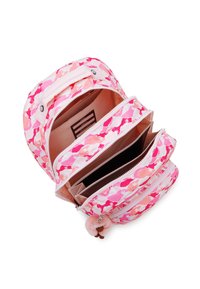 Rosa och vit camouflage-mönstrad ryggsäck med flera öppna dragkedjefickor och en liten plyschnyckelring fäst.
